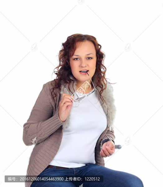 坐在椅子上的女孩
