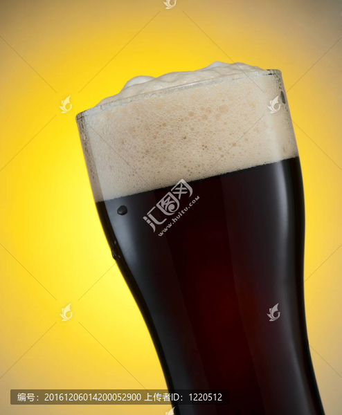黑啤酒杯