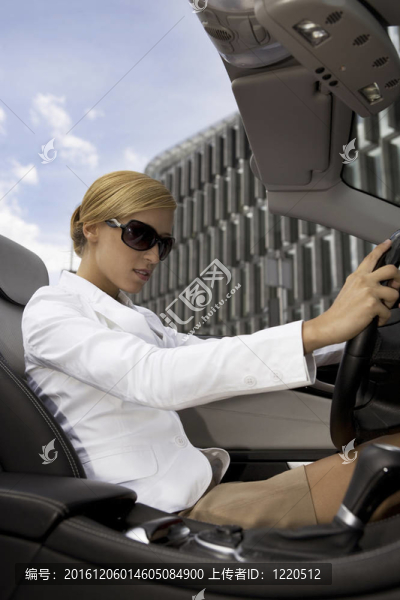 金發(fā)女商人在車