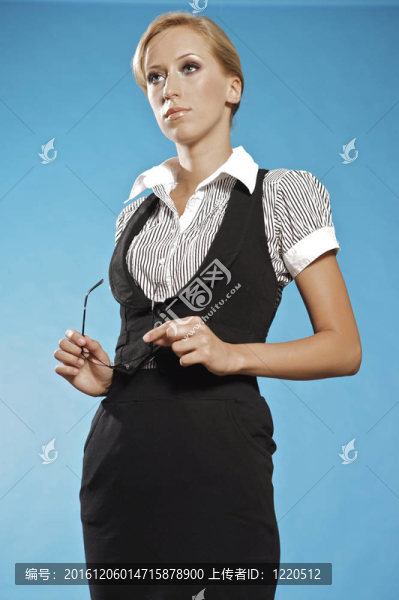 女商人肖像；戴眼鏡。