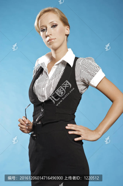 女商人肖像；戴眼鏡。