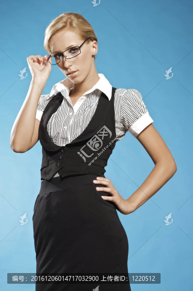 女商人肖像；戴眼鏡。