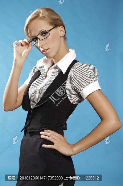 女商人肖像；戴眼鏡。