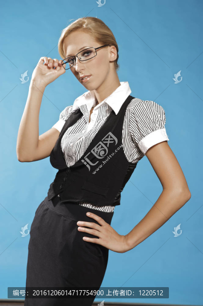 女商人肖像；戴眼鏡。