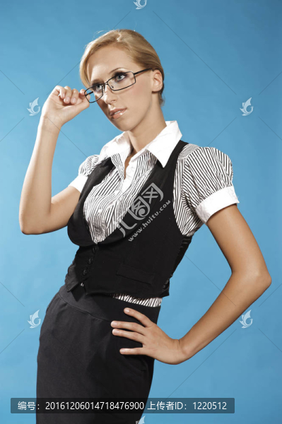 女商人肖像；戴眼鏡。