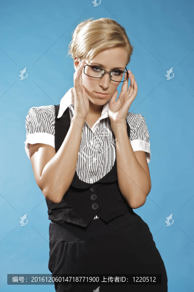 女商人肖像；戴眼鏡。