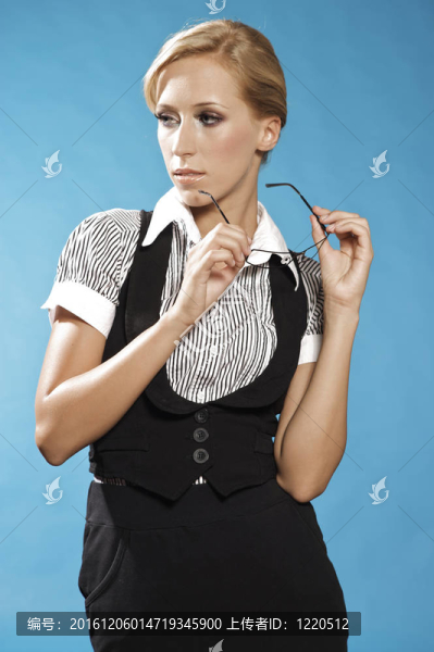 女商人肖像；戴眼鏡。