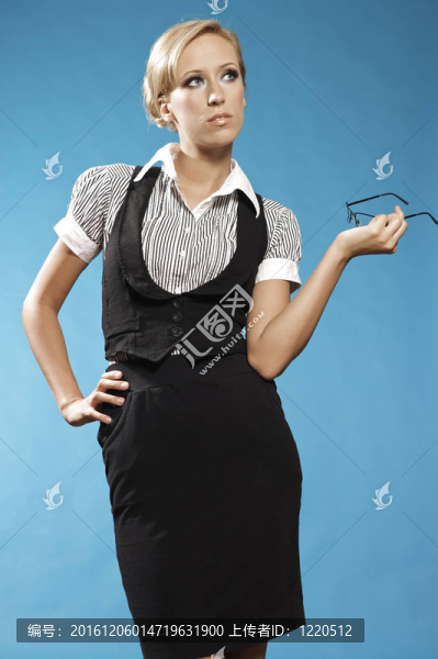 女商人肖像；戴眼鏡。