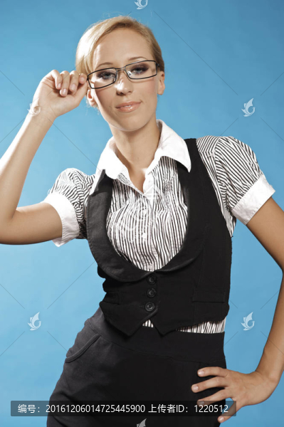 女商人肖像；戴眼鏡。