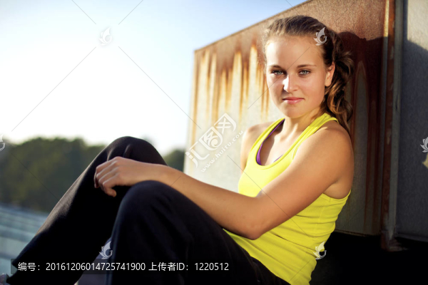 跑酷女孩行在城市的屋頂