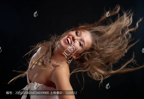 飛揚(yáng)的頭發(fā)