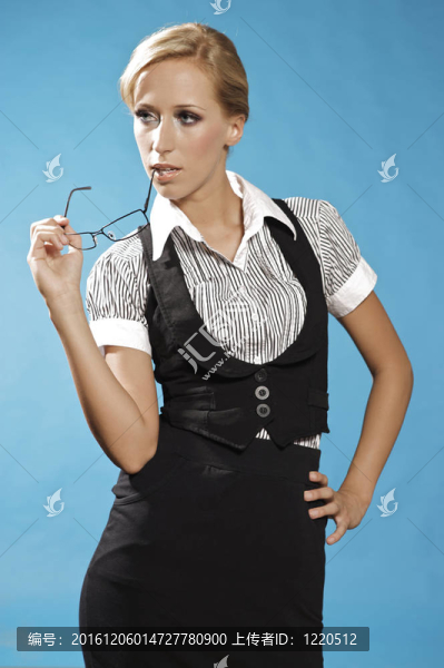 女商人肖像；戴眼鏡。