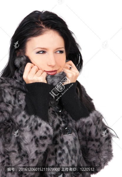 穿著毛皮大衣的年輕漂亮女孩