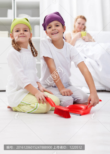 孩子們打掃房間幫助他們的母親