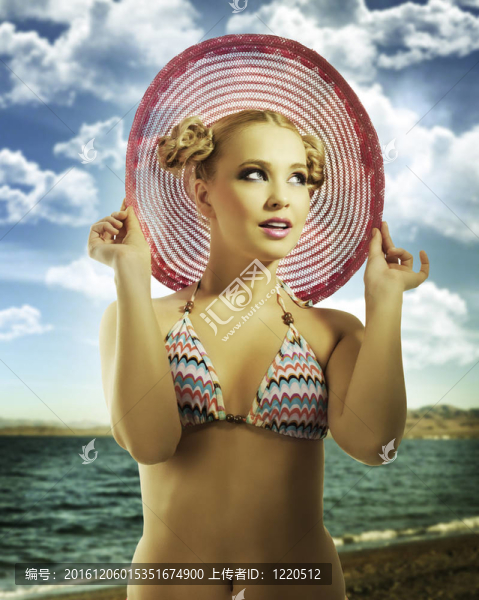 金發(fā)女孩戴粉紅色的夏日帽子