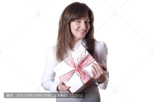 年輕微笑的女人拿著禮物