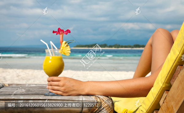 在熱帶海灘上舉行雞尾酒會