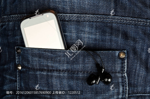 牛仔褲的口袋里