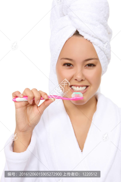 女人刷牙