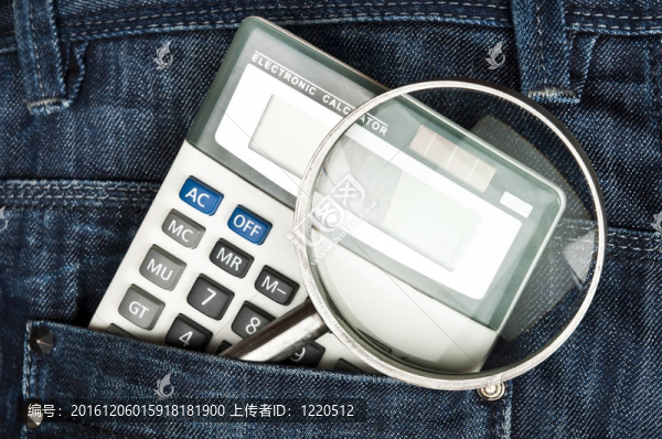 牛仔褲的口袋里