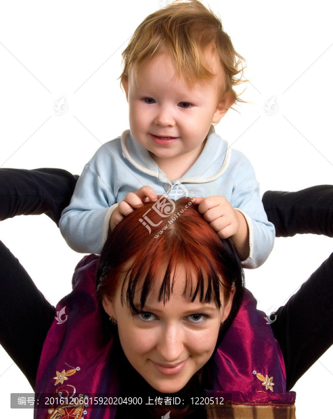 手上有小孩的年輕婦女