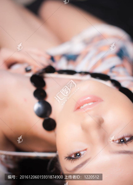 年輕漂亮的黑發(fā)女孩假扮。