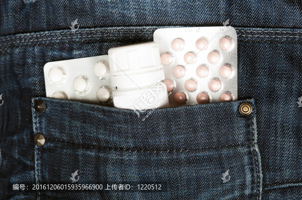 牛仔褲的口袋里