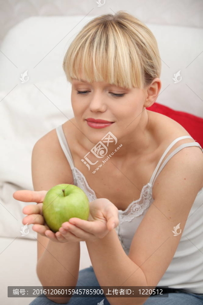 美麗的女人與綠色蘋果