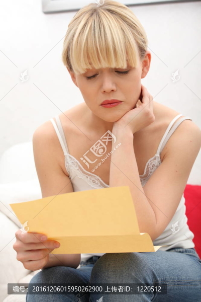 憂心忡忡的女人的讀書信