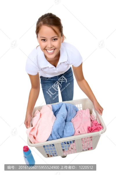 漂亮女人洗衣服