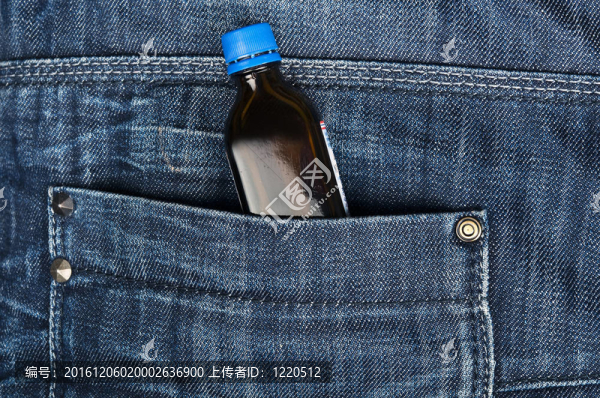牛仔褲的口袋里