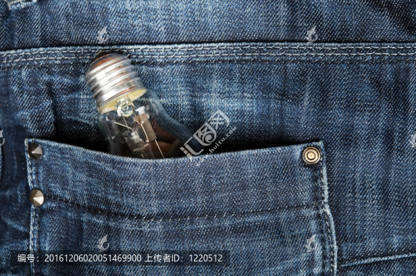 牛仔褲的口袋里