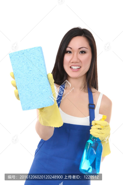 漂亮女仆用海綿洗