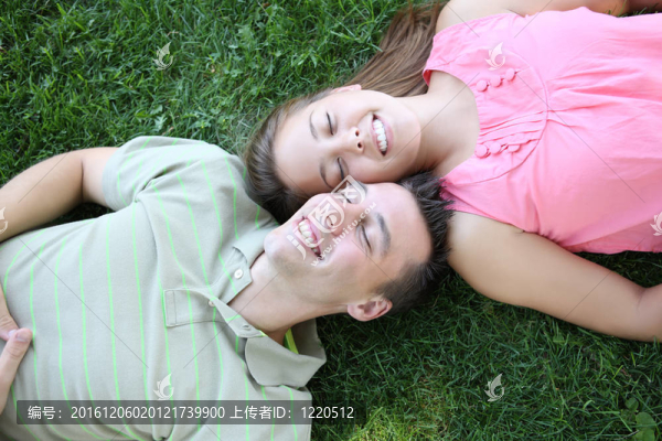 夫婦在公園休息