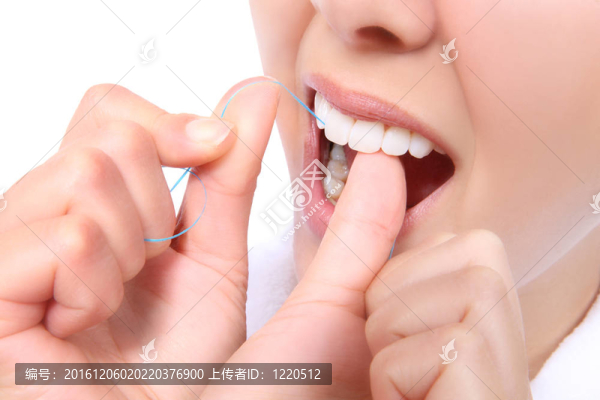 女人用牙線清潔牙齒