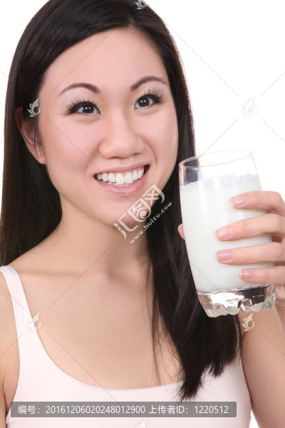 亞洲婦女喝牛奶