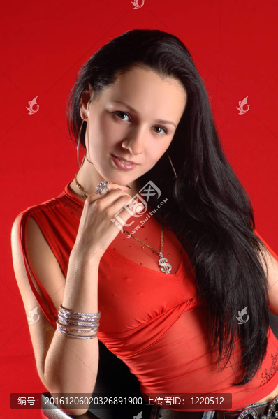 坐在椅子上的年輕女人