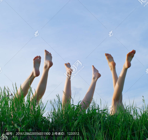 女孩躺在草坪日光浴腳