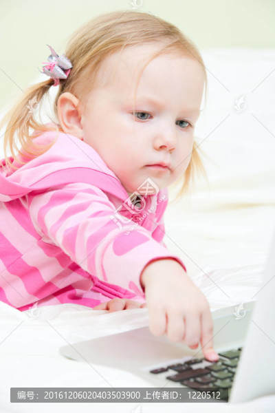 帶筆記本電腦的小女孩