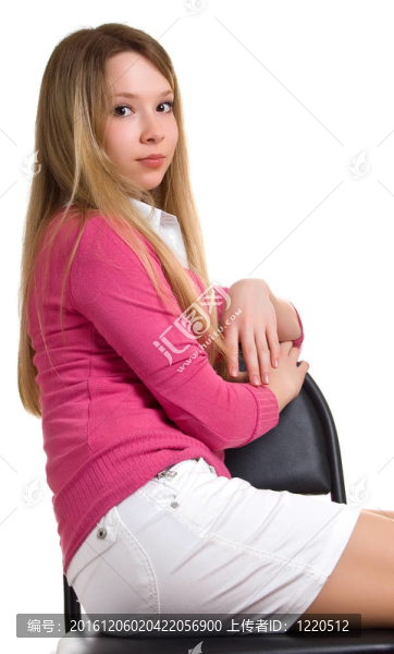 美麗的女孩坐在椅子上