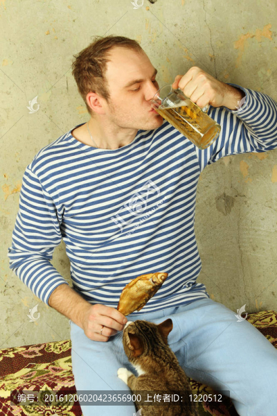 一個(gè)男人一杯啤酒特寫(xiě)