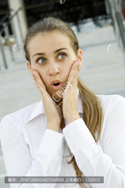 年輕商業(yè)女性表示驚訝