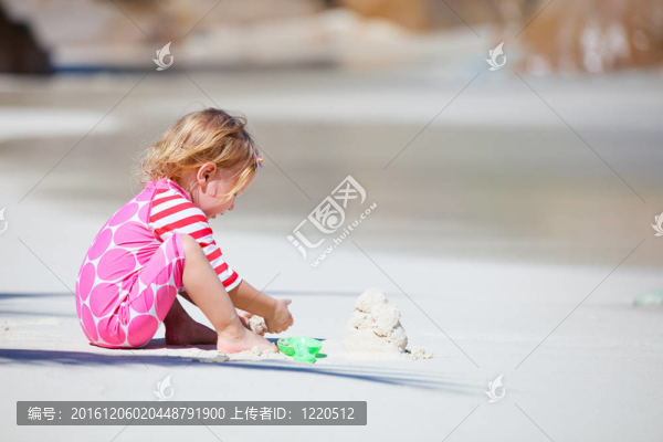 海灘上的小女孩