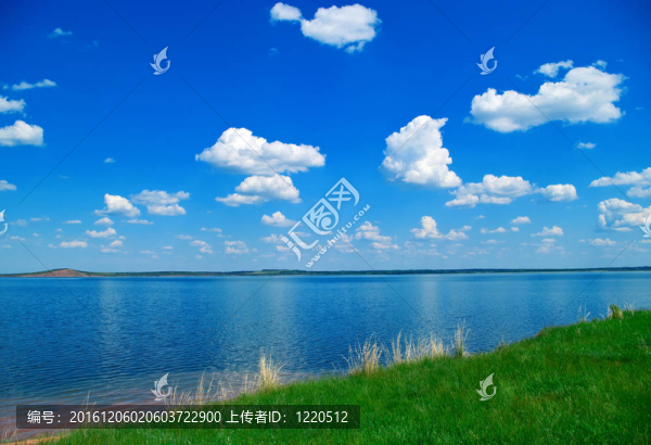 湖泊；藍(lán)色多云的天空和綠草