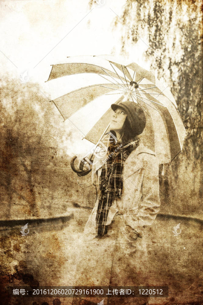 下雨天在公園里帶著雨傘和圍巾的女孩。照片與自然色彩的復(fù)古風(fēng)格。