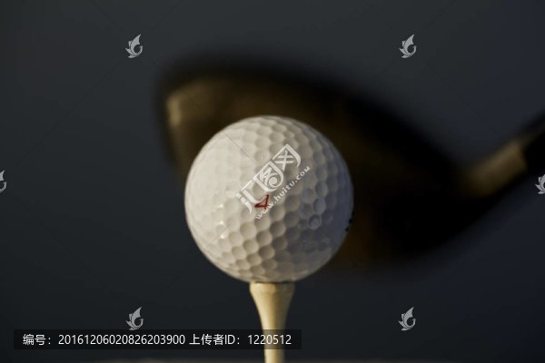 球座上的高爾夫球