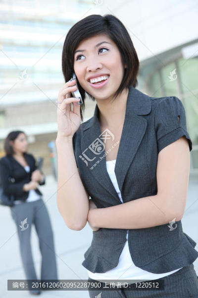 漂亮的商業(yè)婦女在電話