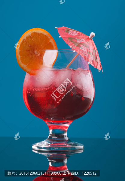 紅色雞尾酒喝加冰塊