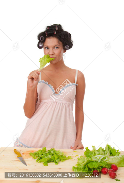 家庭主婦準備生菜