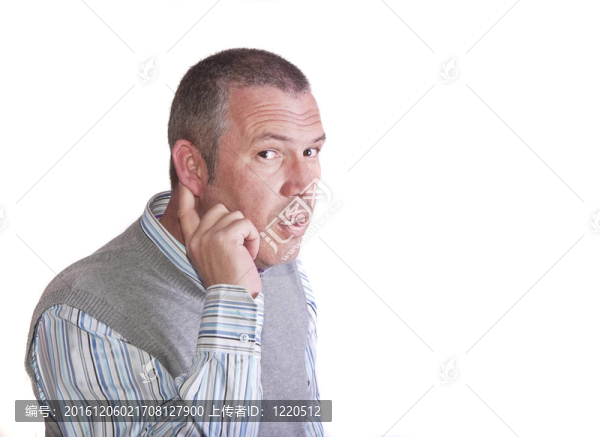 中年白人男性保持耳朵聽你說的更好